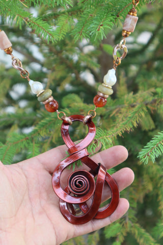 Collana con pendete in rame e pietre dure