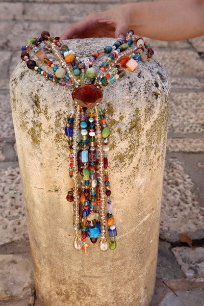 Collana multicolor lunga con cristallo centrale
