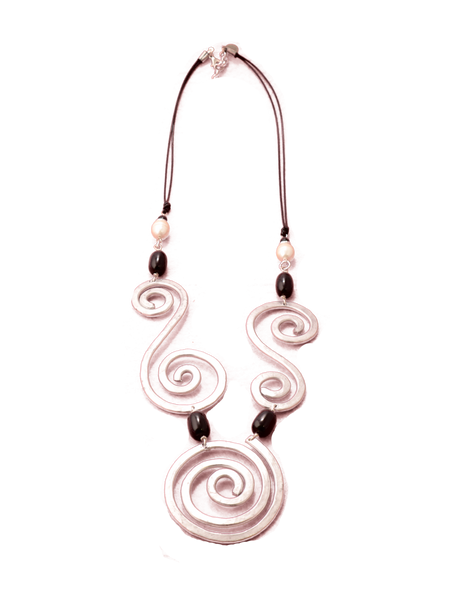 Collana Klimt in alluminio battuto spirali con perle di Maiorca