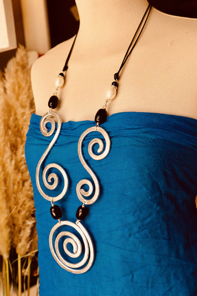 Collana Klimt in alluminio battuto spirali con perle di Maiorca