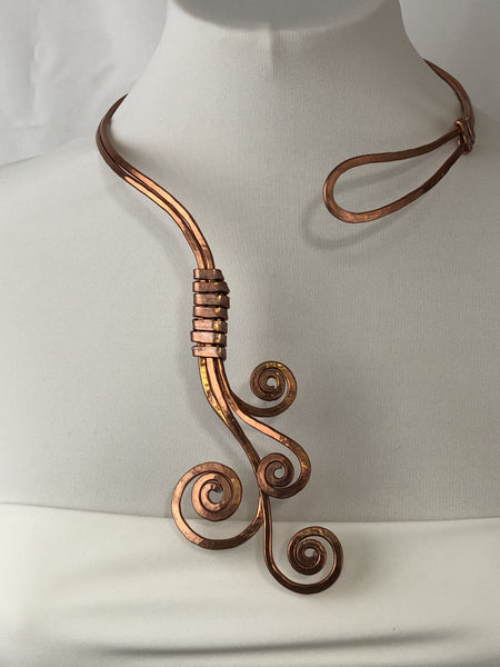 Collana semirigida asimmetrica in alluminio e volute sinuose
