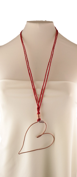 Collana con pendente in varie forme e filo di seta in tre colorazioni