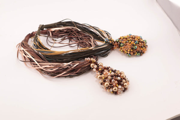 Collana torchon con fasce di ecopelle sottili e perle bronzo