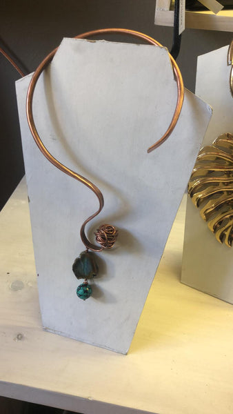 Collana rigida in rame con quarzo