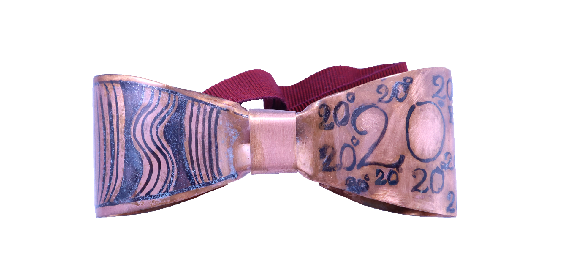 QUARTIERI Papillon in rame con numero 20 sulla destra.